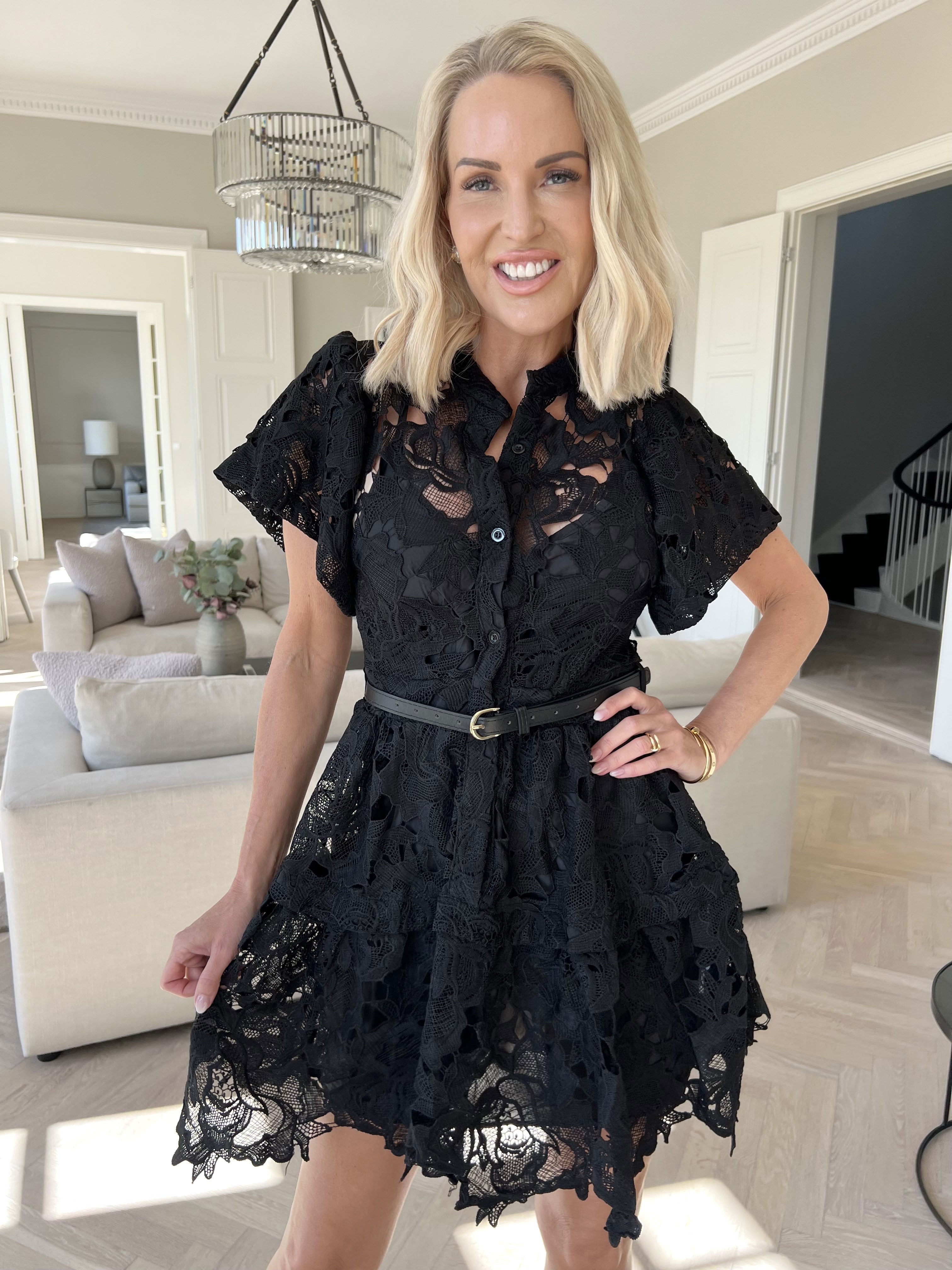 Darcie - Sød blondekjole i bomuld med pufærmer